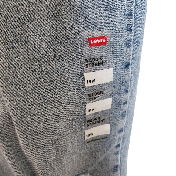 NWT Levi’s Wedgie Straight Distressed Jeans, 18w - Picture 4 of 5